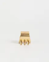 Broche para el pelo dorado con diseño de pinza y efecto metálico.