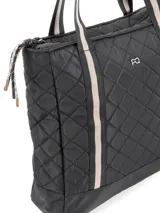 Cartera tipo shopper azul con diseño capitoneado y base negra. Tiene correas bitono, cierre de nylon con tirador textil, logo metálico, bolsillos interiores y compartimento acolchado para laptop.