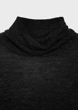 Jersey de punto fino color gris oscuro, de cuello alto y manga larga.