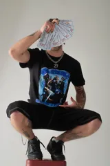 Remera negra de manga corta con estampado de Neo Pistea y la frase "Lealtad y Familia".