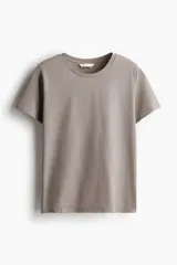 Remera color gris topo, de corte recto y manga corta, confeccionada en tejido de punto suave de algodón con cuello redondo ribeteado.