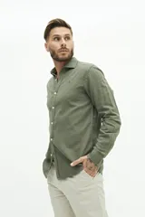 Camisa verde oliva de lino y algodón, manga larga, corte semi slim y logo bordado en el pecho.