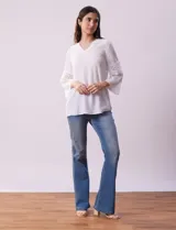 Blusa blanca de gasa bambula, marca Ruby Rd. Cuello a la base y escote en V. Manga ¾ amplia, con aplique en crochet.