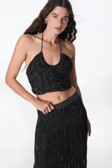 Top halter color beige de tejido de punto con lurex.