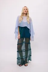 Poncho de gasa color celeste, de talle único.