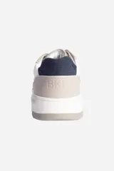 Zapatillas urbanas de cuero color blanco y beige con detalles en azul marino.