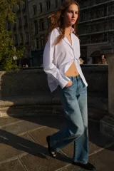 Pantalón de jean gris de corte recto, tiro alto y largo hasta el tobillo.