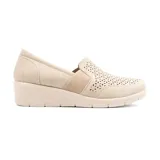 Zapato casual Korium Confort Thia 491 de mujer, color negro, con elásticos laterales, capellada con perforaciones y taco bajo.