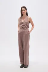 Pantalón negro de viscosa, de corte recto y tiro medio.