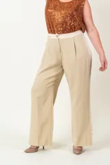 Pantalón italiano de crepe beige con galón de satén al costado, de corte amplio y elegante.