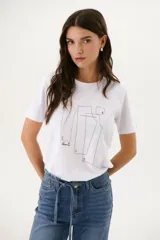 Remera blanca con estampado de moldes de costura en color marrón.