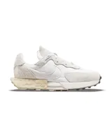 Championes blancos de diseño atlético con detalles de gamuza y suela tipo waffle, combinando estilo y comodidad.