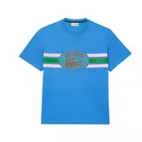 Remera azul con detalles de franjas en colores rosa y verde, con logo de la marca en el centro.