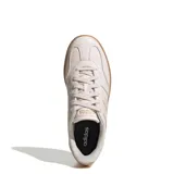 Championes Adidas Barreda W color rosa claro con textura símil piel de cocodrilo y suela marrón.