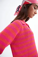 Cardigan tejido de punto a rayas horizontales fucsia y naranja, con cuello tipo polo y mangas largas.