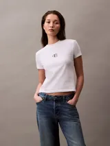Remera blanca de corte slim con cuello redondo y logo de Calvin Klein estampado en el pecho.