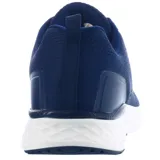 Championes acordonados azul marino con suela blanca.