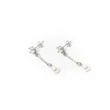 Caravanas de plata enchapada en rodio con zirconia y perlas en diseño elegante.
