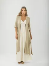Saco tipo kimono color beige, confeccionado en hilo italiano. Incluye lazo para usar como choker o cinturón.