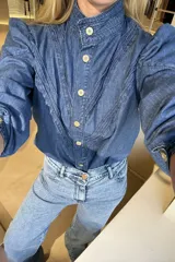 Camisa de jean liviana con frunce en los hombros y costura decorativa en el pecho, de manga 3/4.