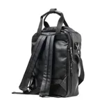 Bolso matero negro de símil cuero con logo estampado. Tiene doble asa de mano y correa bandolera regulable y desmontable. Cuenta con cierre principal, dos bolsillos externos con cierre, un bolsillo interno con cierre y dos bolsillos internos abiertos. Tiene compartimentos especiales para notebook y accesorios de mate.
