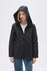 Campera negra con capucha y cuello de piel sintética.