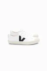Zapatillas Veja modelo Nova, de caña baja, color blanco con logo lateral en negro y suela color crema. Fabricadas en lona de algodón orgánico.
