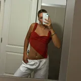 Top color terracota con breteles finos y escote drapeado.