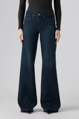 Pantalón de jean azul oscuro, de corte wide leg y tiro alto.