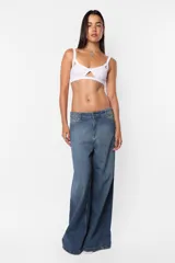 Pantalón denim wide leg, tiro medio, color azul.