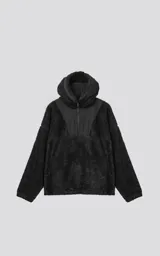 Hoodie negro con capucha confeccionado en corderito y detalles de tela bomber en pecho, espalda, capucha y bolsillos.