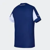 Camiseta de fútbol Le Coq Sportif del Club Atlético Talleres, modelo titular Fan 2025. Diseño a bastones verticales azul marino y blanco, con cuello en V blanco y detalles en azul marino en el borde. Incluye el escudo del club, logo de Le Coq Sportif y sponsors.