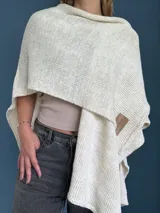 Ruana tejida de lana mecha color gris con lurex.