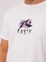 Remera negra de hombre con estampado del logo de la marca Rusty en el pecho.