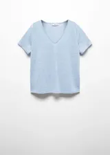 Camiseta celeste de lino con cuello en V y mangas cortas.