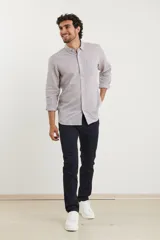Camisa celeste de lino y algodón, de corte clásico, con cuello button-down y manga larga.