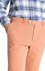 Pantalón chino verde militar de corte recto con tecnología Natural Flex.