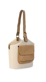 Bolso matera con diseño a cuadros en tonos rosados y blancos, con detalles en símil cuero color marrón. Presenta un bolsillo frontal con solapa, asa de mano superior y correa larga desmontable. Su interior cuenta con divisiones específicas para termo y mate.