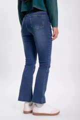 Pantalón de jean azul medio, corte cropped y flare.