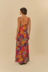Vestido largo con estampado floral tropical multicolor, breteles finos y escote en V.