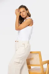 Pantalón cargo color beige de lino con bolsillos laterales y cintura elastizada.