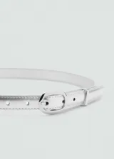 Cinturón plateado de poliuretano con hebilla metálica redonda.