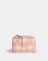 Tarjetero de cuerina color rosa con estampado a cuadros, cierre con broche a presión y cierre superior con cremallera.