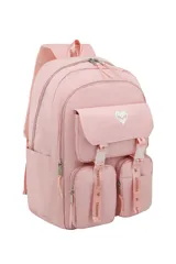 Mochila rosa con múltiples bolsillos frontales, correas ajustables con la palabra 'Trendy' estampada y un aplique en forma de corazón en la solapa superior.