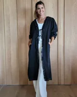 Kimono largo de denim negro con volados en el frente y mangas 3/4 abullonadas.