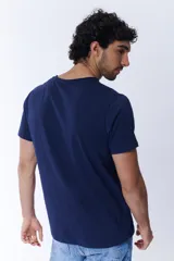 Remera de algodón de alta calidad, color azul marino, con corte clásico y manga corta.