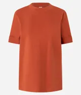 Remera de malla color blanco, de corte recto y mangas cortas con dobladillo.