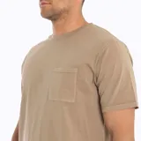 Remera color tostado de manga corta, cuello redondo y bolsillo en el pecho.