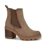 Bota corta color marrón de gamuza sintética, con elástico lateral, caña baja, taco ancho de madera y suela track.