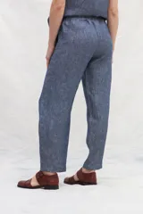 Pantalón de lino color marrón, de corte recto y tiro alto, con cintura elástica y bolsillos laterales.